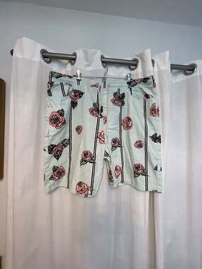 Fresh Prints of Bel Air Men's Stretch Twill Floral Rose & Stripe Shorts
Men’s XL